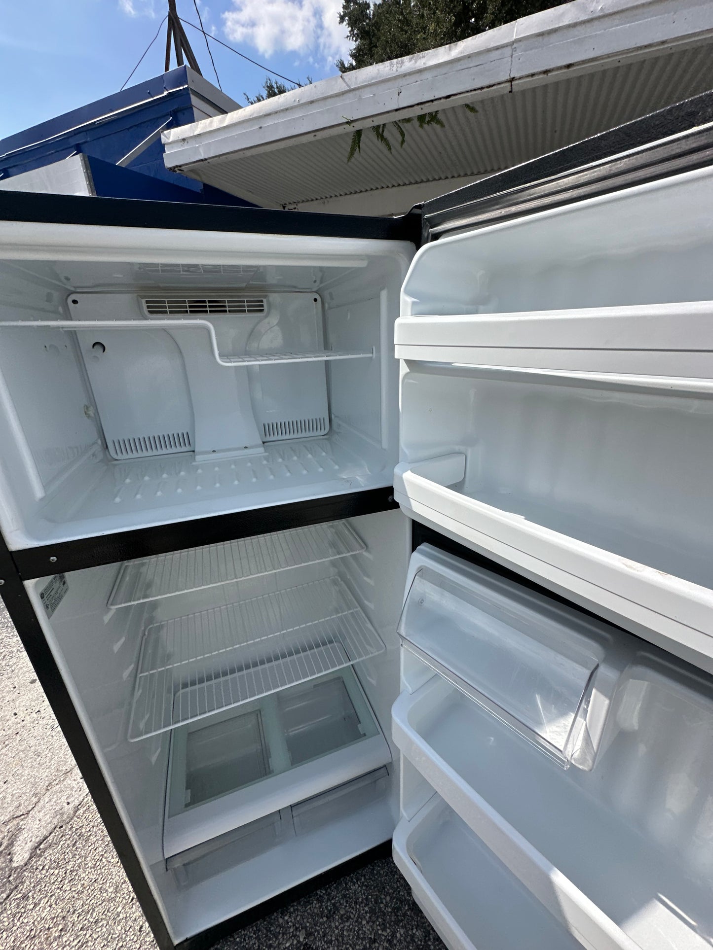 GE 17.5 cu. ft. Top-Freezer Refrigerator (Black)