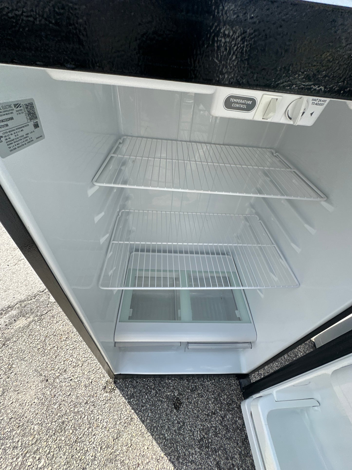 GE 17.5 cu. ft. Top-Freezer Refrigerator (Black)