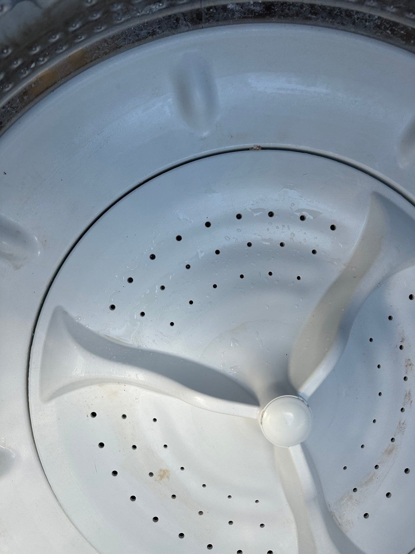Whirlpool High-Efficiency Top Load Washer – WTW5000DW2