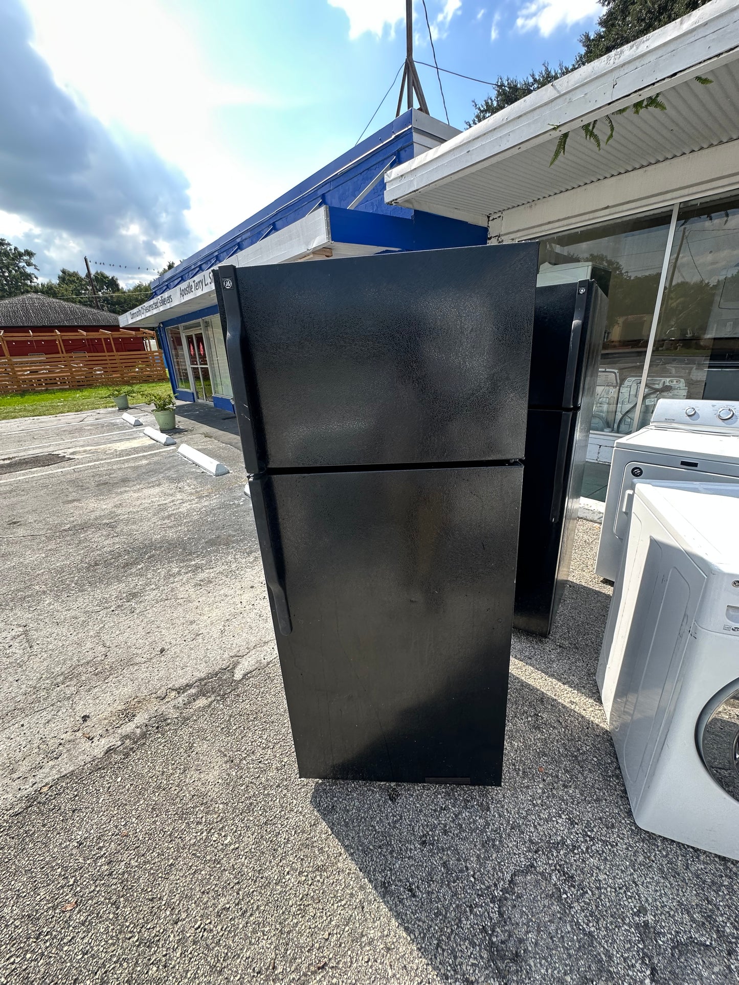 GE 17.5 cu. ft. Top-Freezer Refrigerator (Black)