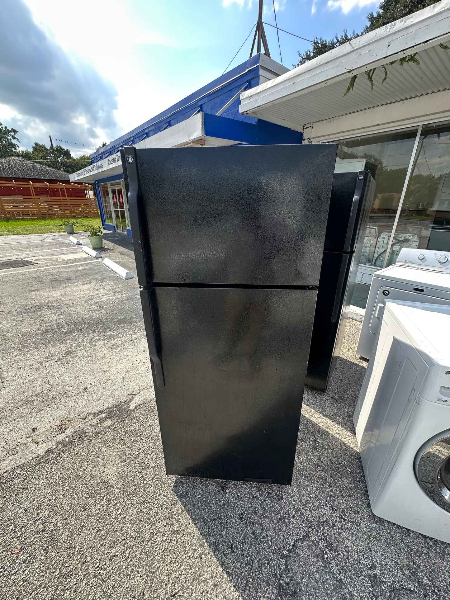GE 17.5 cu. ft. Top-Freezer Refrigerator (Black)