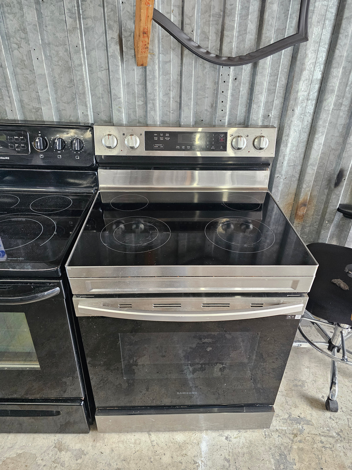 Samsung NE63A6311SS Smart Freestanding Electric Range